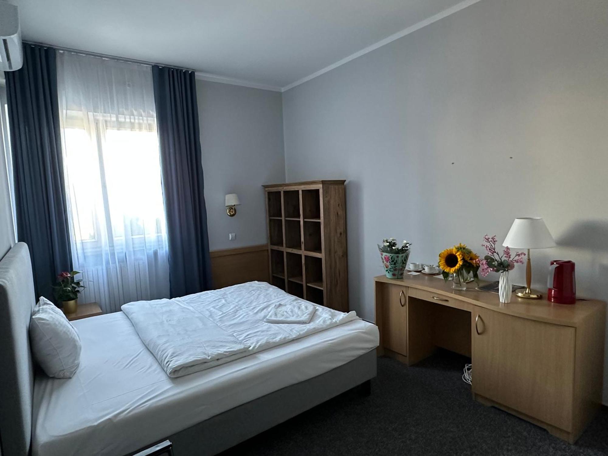 Lezzet Hotel&turkish Restaurant *